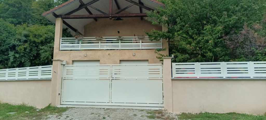 Portail tôlé automatisé
